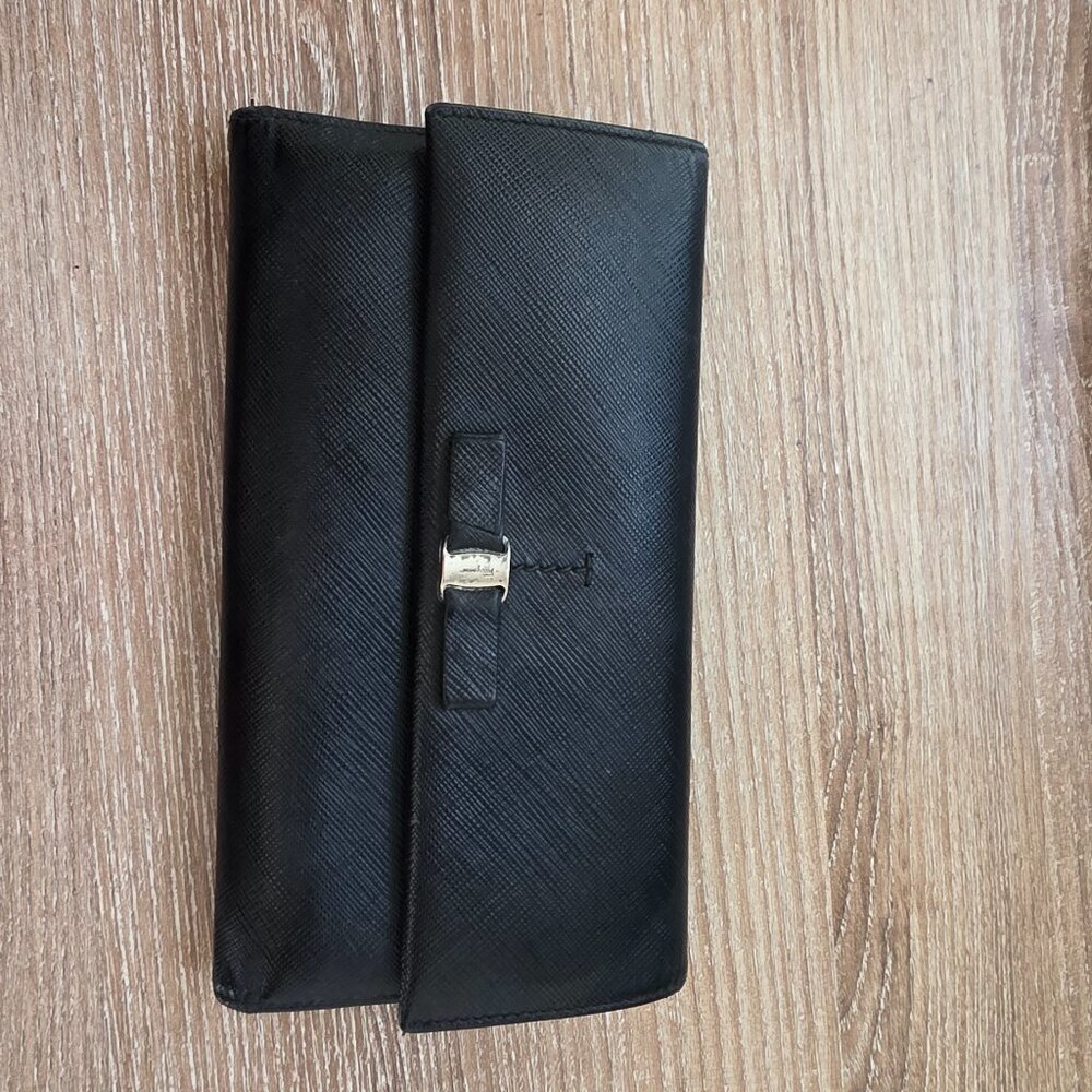 Pre-loved Ferragamo Vara Bow Continetal Wallet with Certificate of Authenticity